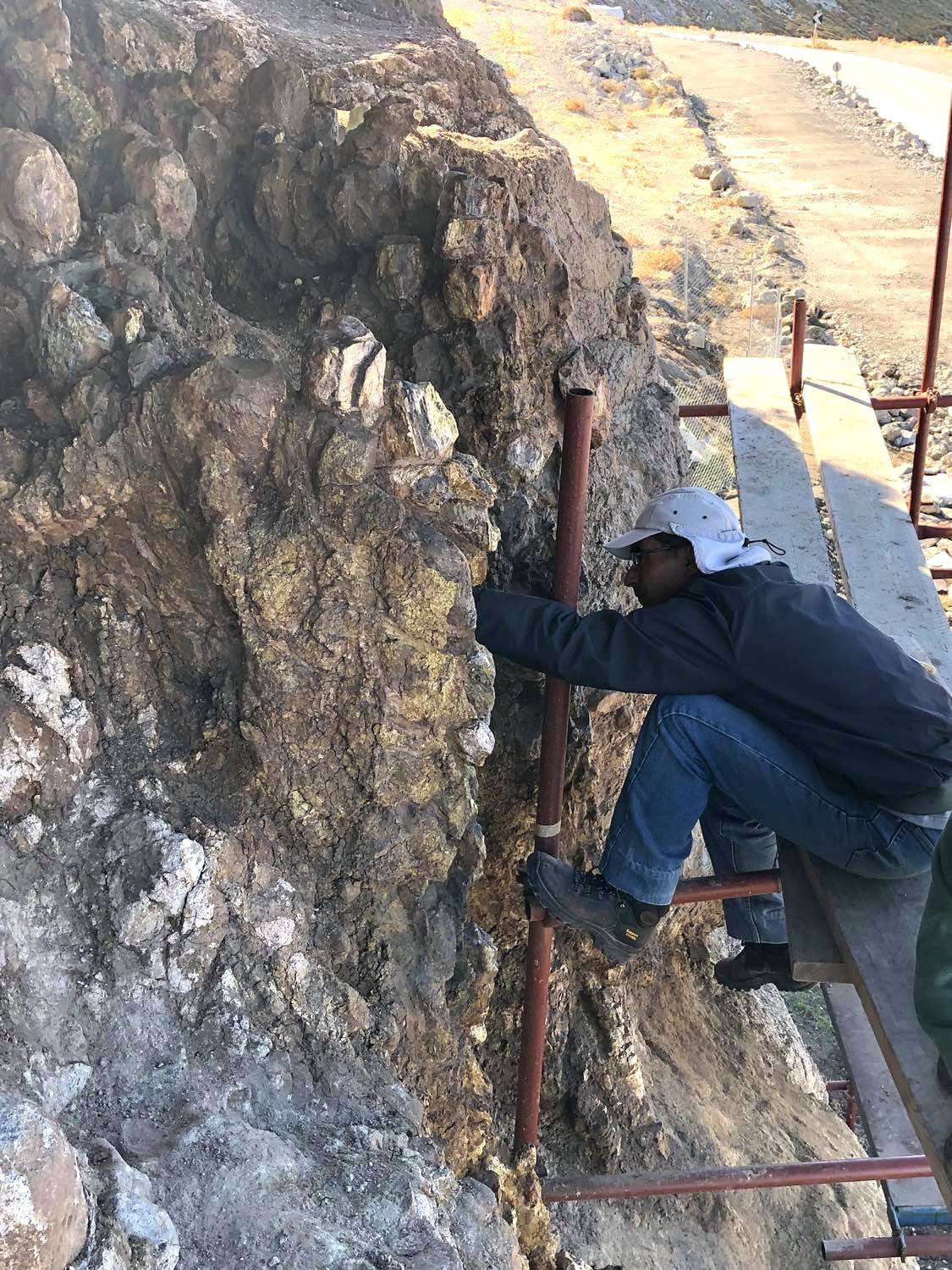 Εργασίες συντήρησης απολιθωμάτων κατά μήκος του οδικού άξονα Καλλονής Σιγρίου