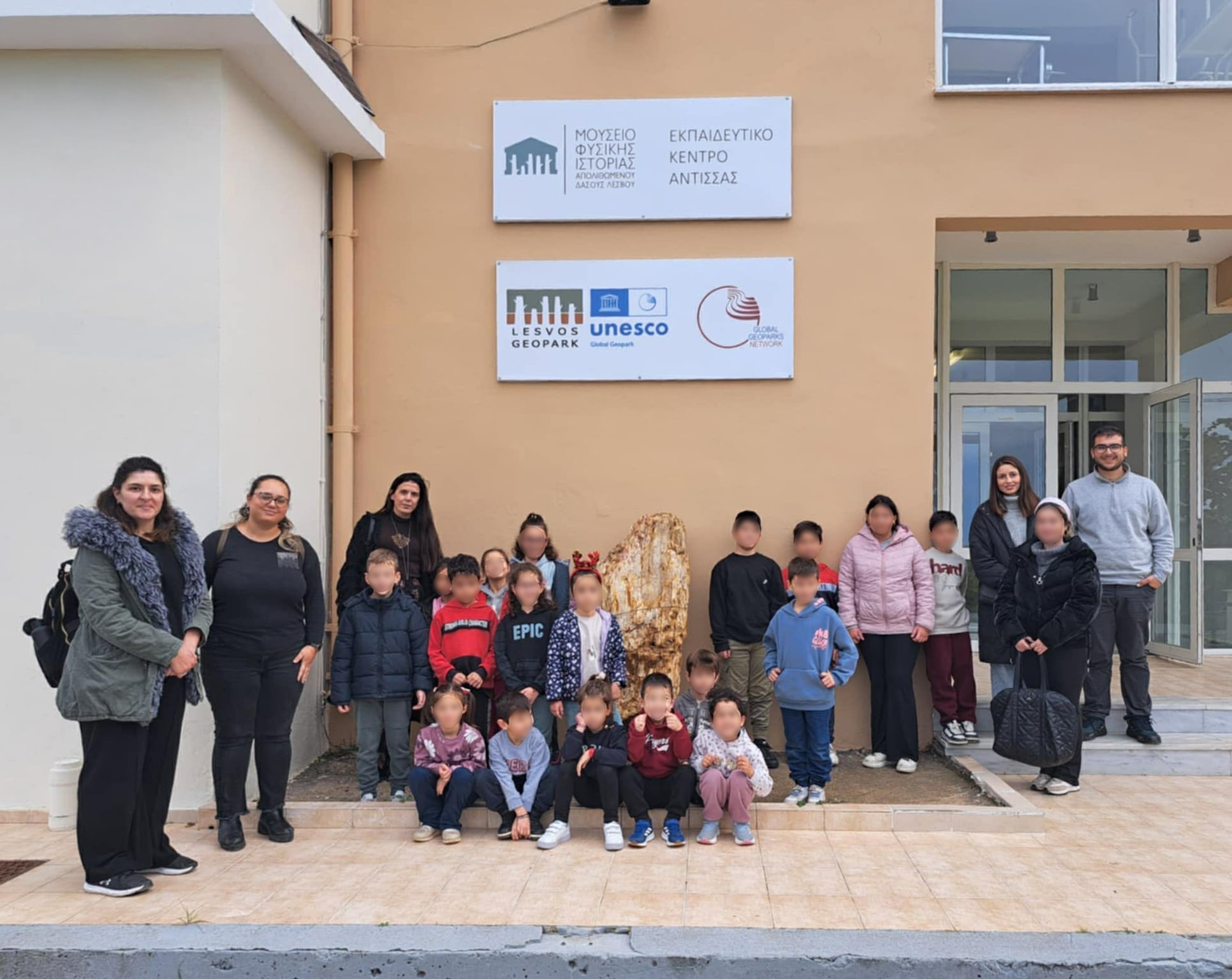 Μνήμες Γαίας ΑΝΑΚΑΛΥΠΤΩ ΤΟΥΣ ΘΗΣΑΥΡΟΥΣ ΤΟΥ ΓΕΩΠΑΡΚΟΥ ΛΕΣΒΟΥ Οι Γεώτοποι και τα Πετρώματα της Λέσβου