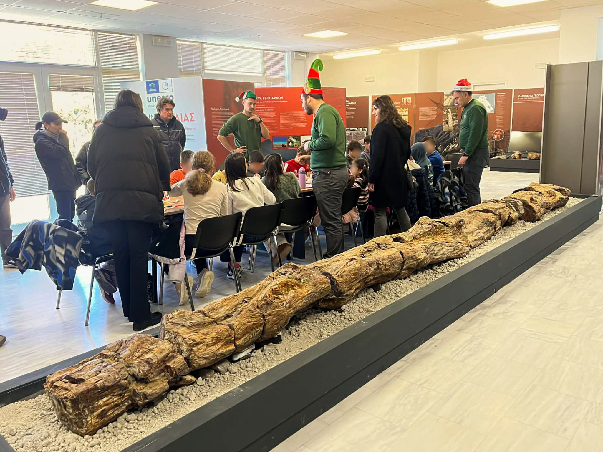 ΧΡΙΣΤΟΥΓΕΝΝΙΑΤΙΚΗ ΓΙΟΡΤΗ ΣΤΟ ΕΚΠΑΙΔΕΥΤΙΚΟ ΚΕΝΤΡΟ ΑΝΤΙΣΣΑΣ ΤΟΥ ΜΟΥΣΕΙΟΥ ΦΥΣΙΚΗΣ ΙΣΤΟΡΙΑΣ ΑΠΟΛΙΘΩΜΕΝΟΥ ΔΑΣΟΥΣ ΛΕΣΒΟΥ 