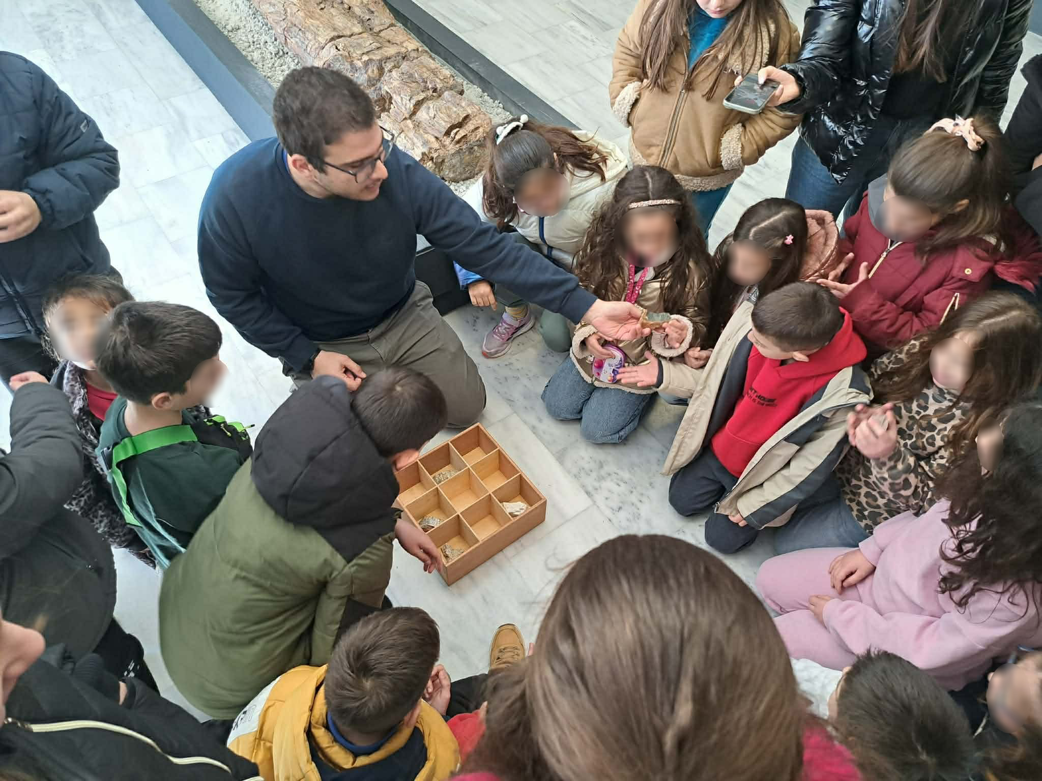 Ταξίδι στον γεωλογικό χρόνο για τους μαθητές του Δημοτικού Σχολείου Άγρας στο Εκπαιδευτικό Κέντρο Άντισσας