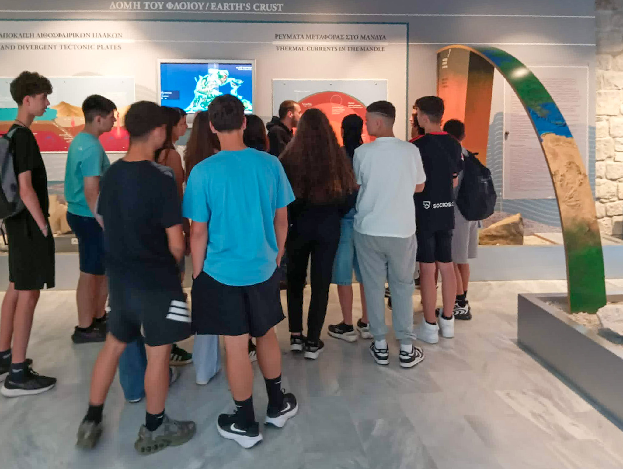 Μαθητές από το 3ο Γυμνάσιο Μυτιλήνης και την Ισπανία ανακάλυψαν πληροφορίες για τις κλιματικές αλλαγές μέσα από τα γιγαντία Δεινοθήρια και τις Σεκόιες  του Απολιθωμένου Δάσους Λέσβου